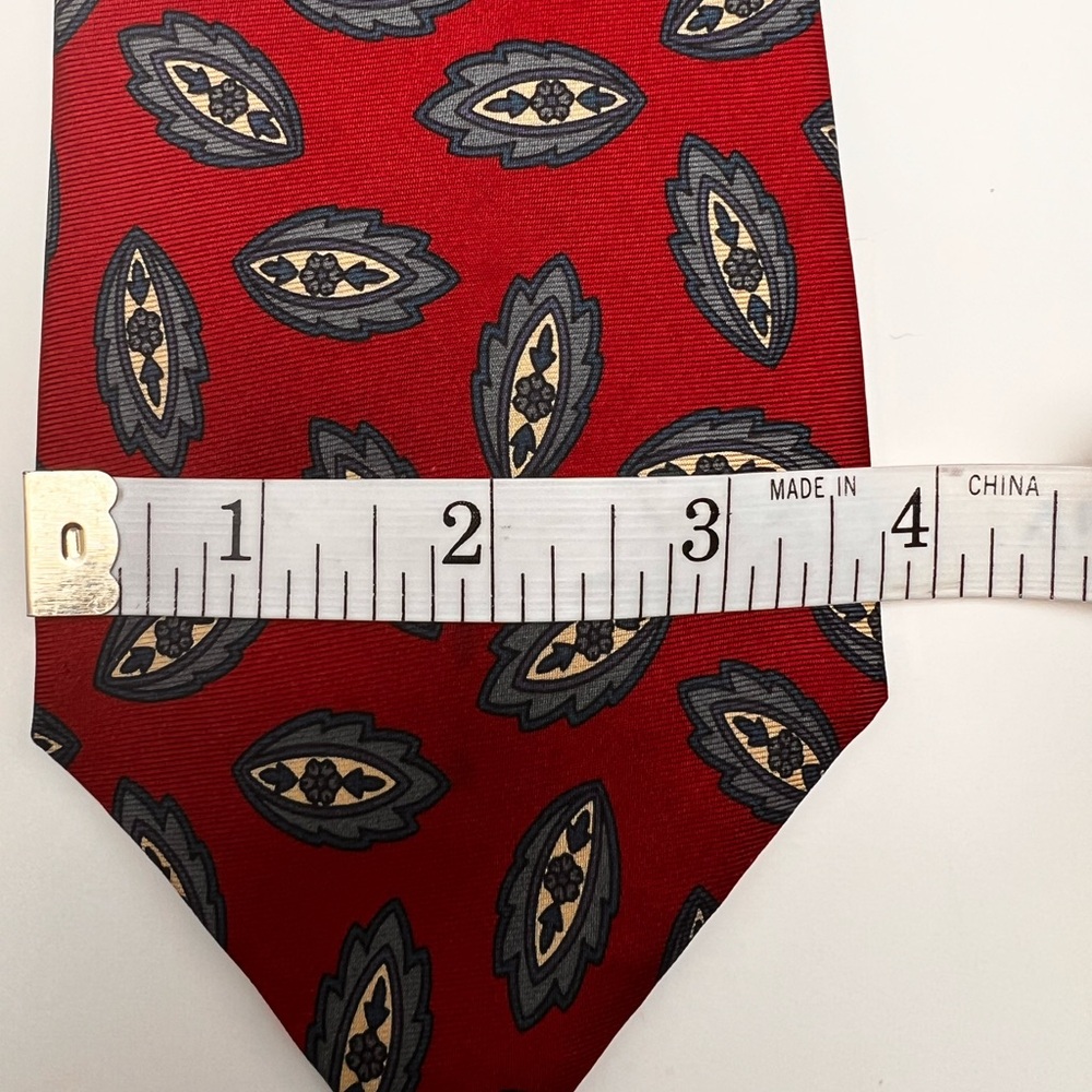 Elegant Red Patterned Tie - Picture 9 of 9